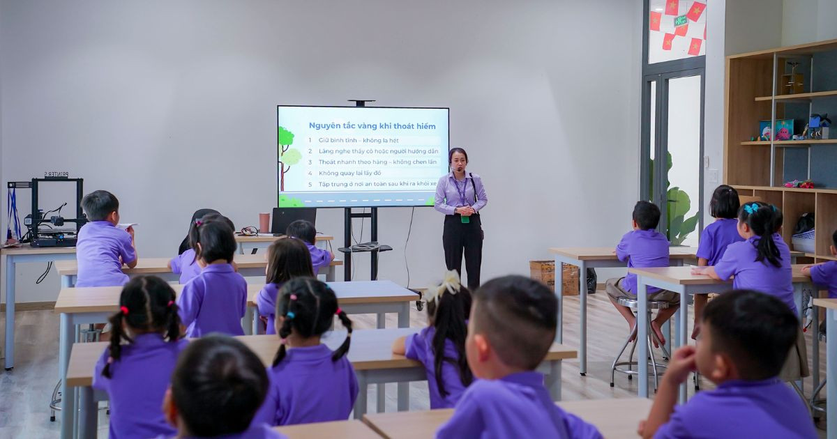 Học thoát hiểm xe buýt an toàn cùng học sinh Greenfield School