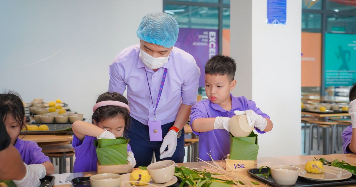 Học sinh Lớp 1 GFS tiếp nối truyền thống gói bánh chưng ngày Tết