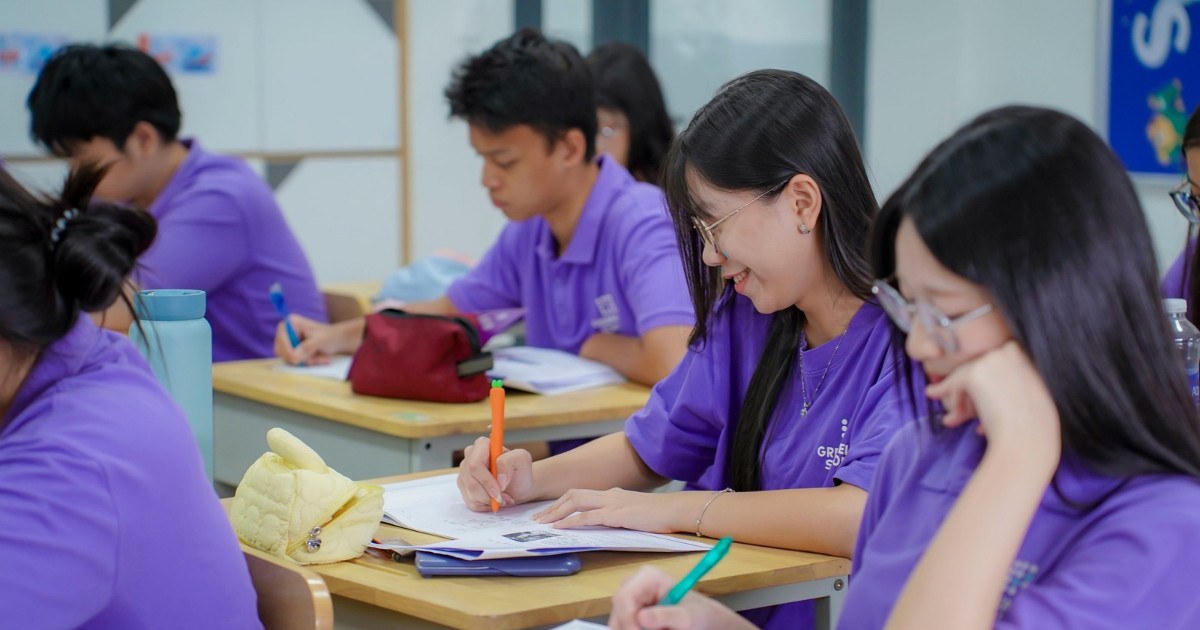 Học sinh Khối 10 hệ Song ngữ CDTC tích cực học tập và luyện đề IELTS