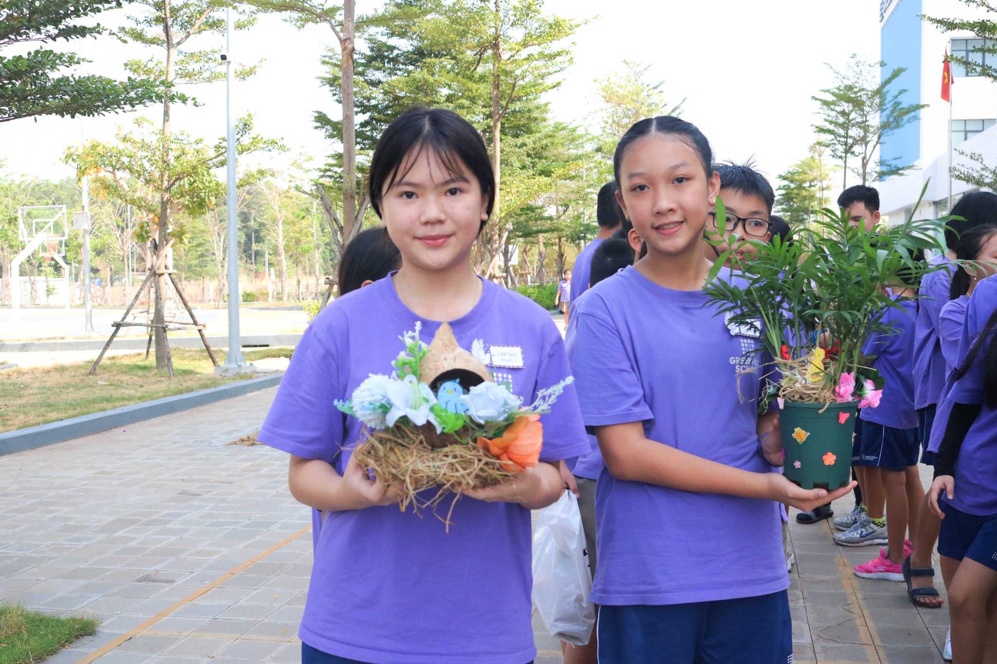 Các con học sinh đang vui vẻ với thành quả