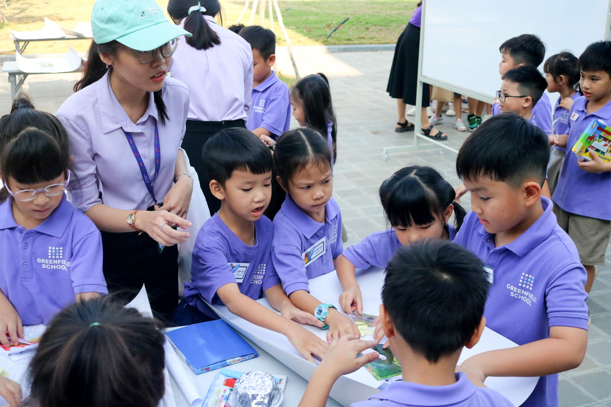 Học sinh đang say mê làm tổ chim