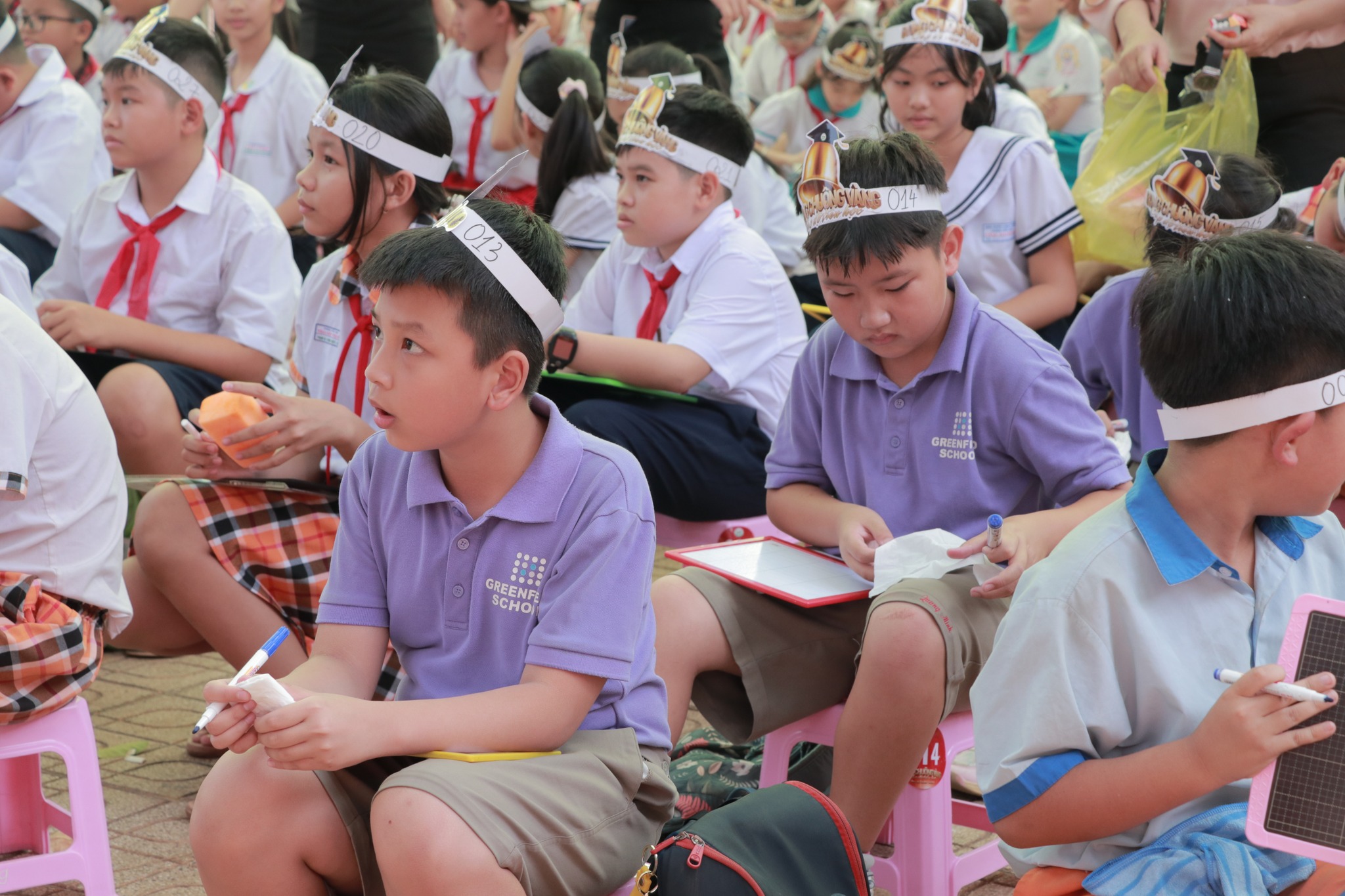 Học sinh Greenfield School làm phần thi của mình